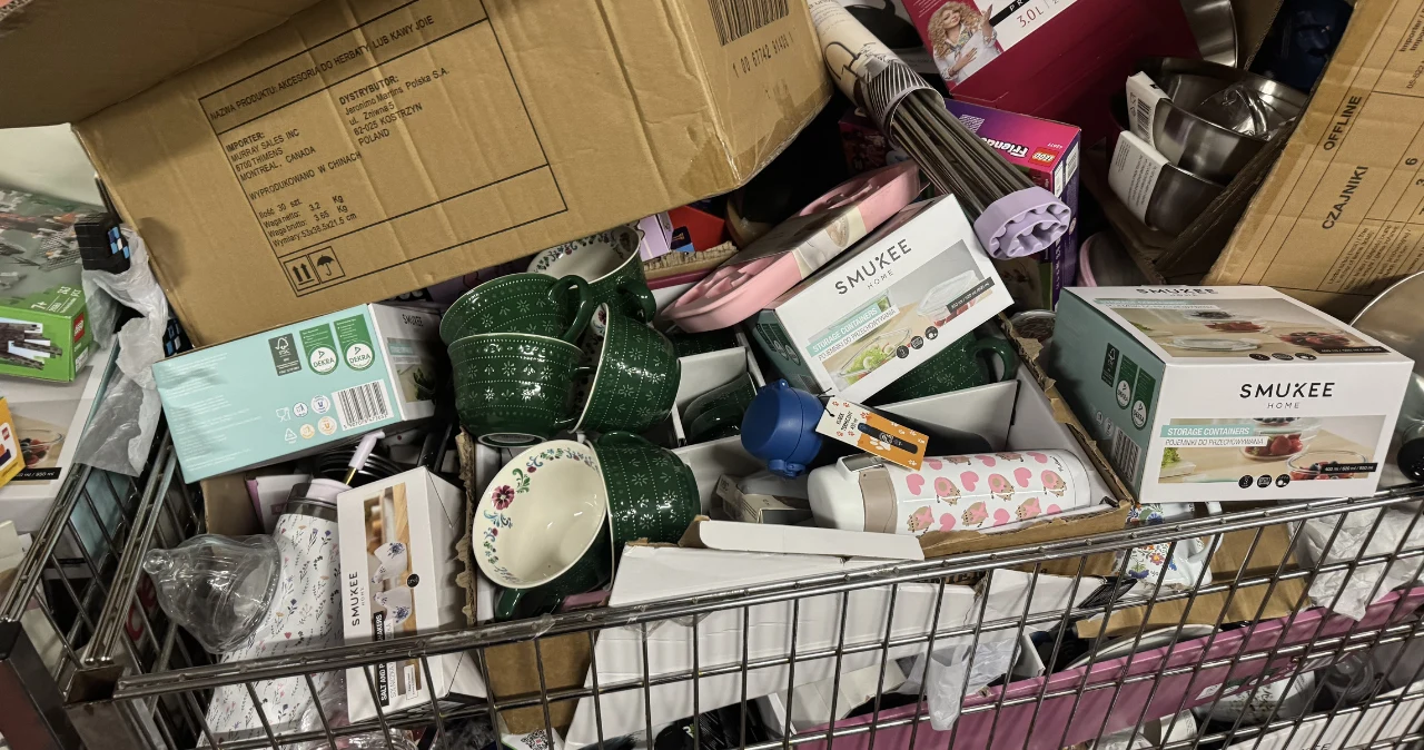 To już garnki z wyższej półki, ale cena dalej jak za tanie – to może być hit od jutra Kosz z artykułami gospodarstwa domowego: zestawy naczyń, metalowe miski, kubki.