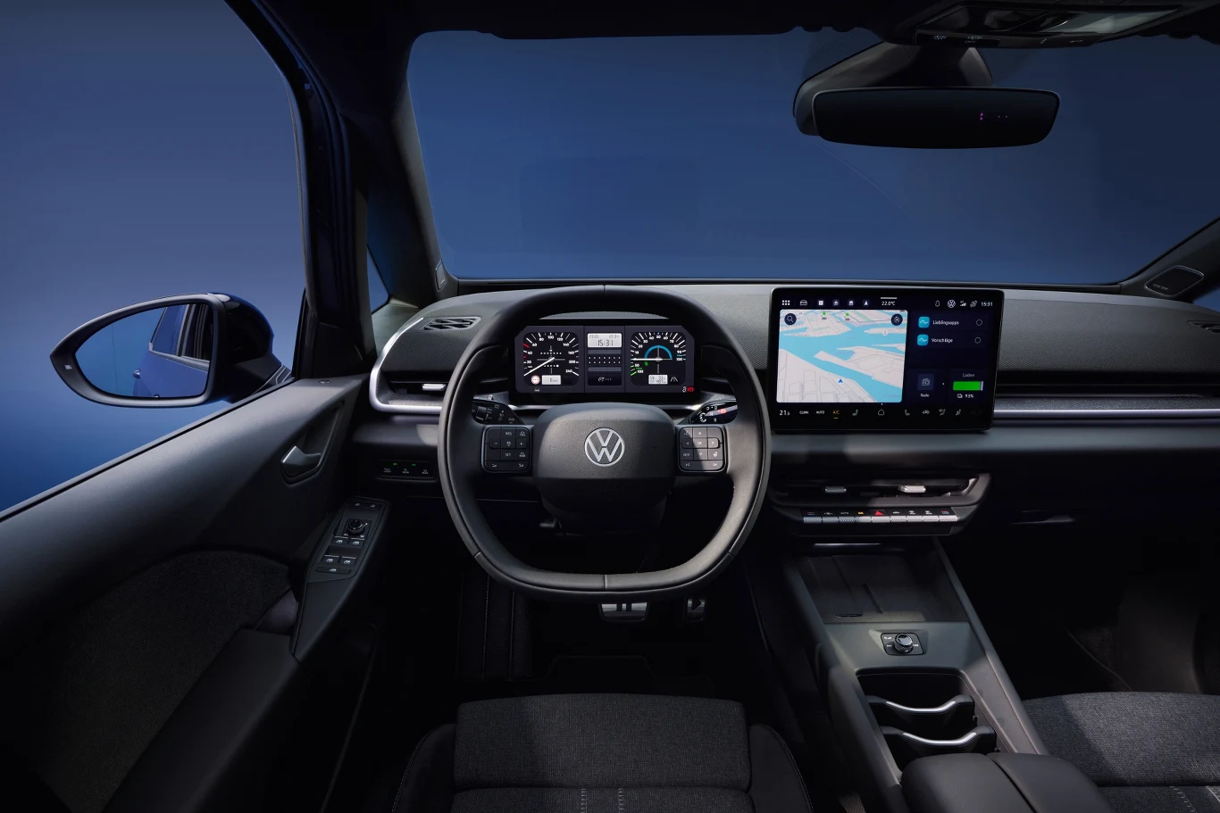 kokpit samochodu marki Volkswagen z nowoczesną kierownicą, cyfrowymi zegarami oraz dużym ekranem dotykowym z wyświetloną nawigacją, elegancka deska rozdzielcza i minimalistyczny układ przycisków podkreślają nowoczesny charakter wnętrza