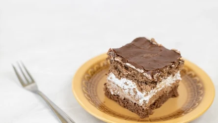 Robię to ciasto za każdym razem, gdy mają wpaść do mnie goście i za każdym razem znika w mgnieniu oka, zbierając same zachwyty.