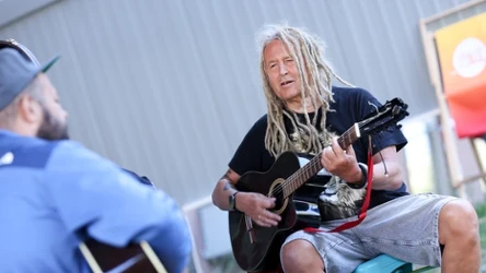 Darek "Maleo" Malejonek z powodu choroby odwołał najbliższe koncerty, tyłem gitarzysta Kuba Leciej