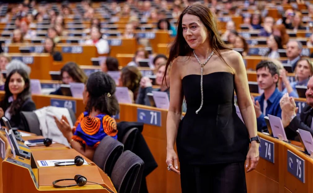 Maria Ekerhovd, producentka nagrodzonego Oscarem filmu "Wartość sentymentalna", fot. Parlament Europejski Maria Ekerhovd w czarnej sukni przechodzi przez salę obrad Parlamentu Europejskiego