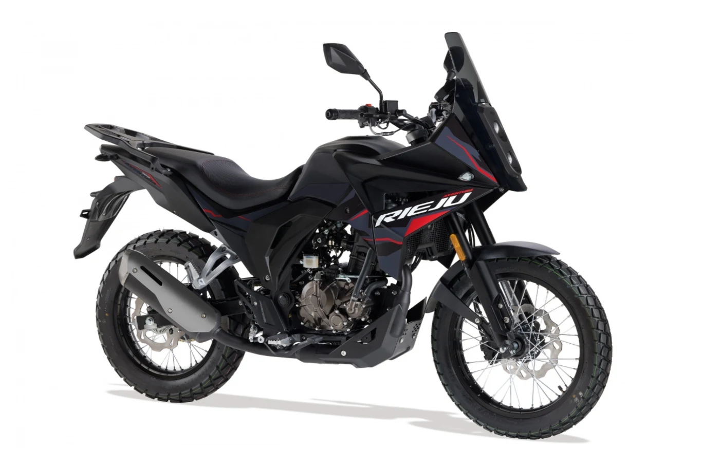 Rieju Aventura 125 czarny motocykl terenowy marki Rieju z oponami przystosowanymi do jazdy w terenie, wysoką szybą przednią, masywnym zawieszeniem i wyraźnym logo na bocznej osłonie