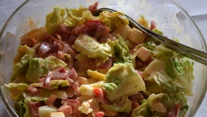 Sałatka z wędzonym boczkiem i serem z dodatkiem majonezowego dressingu 