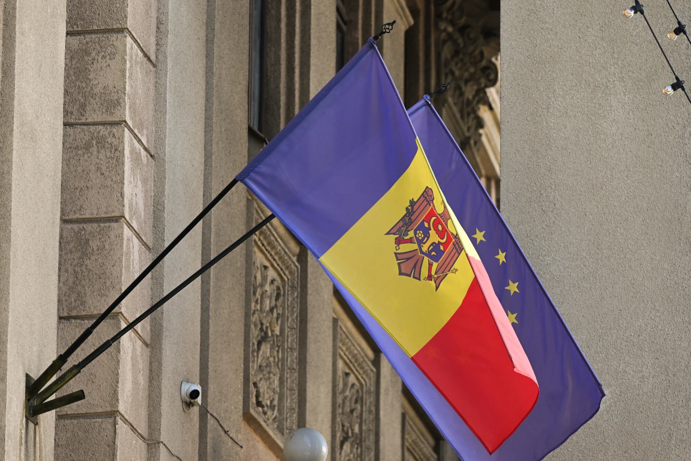 Mołdawia oficjalnie wystąpiła ze Wspólnoty Niepodległych Państw. To krok w stronę UE Flaga Mołdawii obok flagi Unii Europejskiej. Zdjęcie zrobiono w centrum Kiszyniowa.