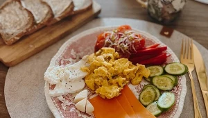 Szybkie śniadania dla zabieganych. 3 sycące dania pełne wartości odżywczych