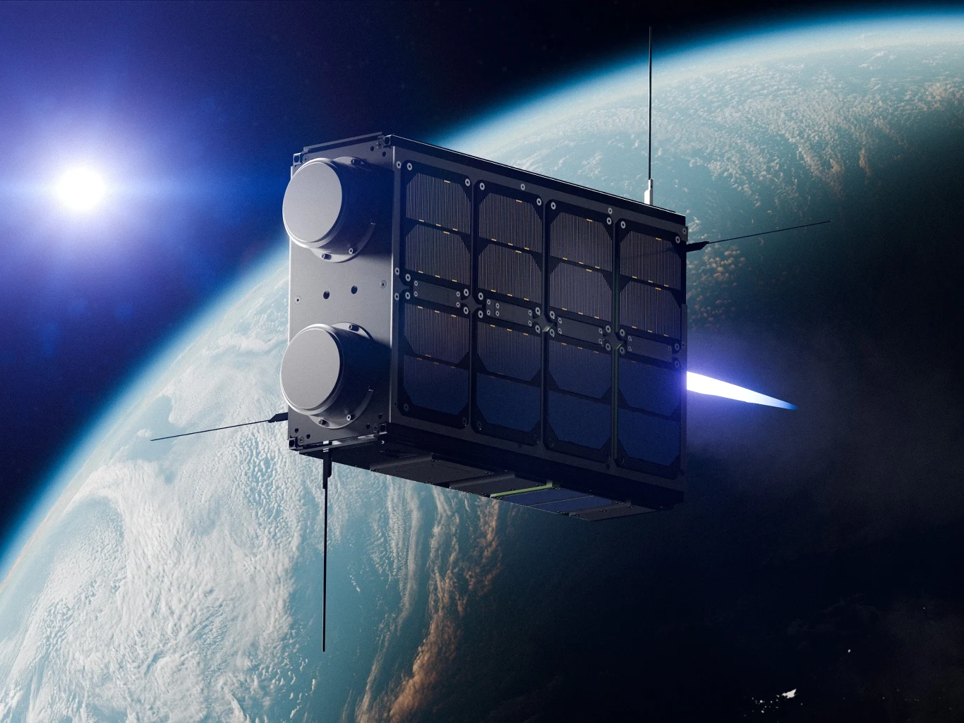 mały satelita o sześciennej konstrukcji z widocznymi panelami słonecznymi unosi się na orbicie ziemi, w tle widać fragment kuli ziemskiej oraz jasne światło słońca