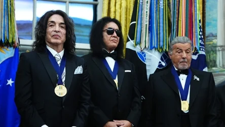 Paul Stanley i Gene Simmons z grupy Kiss w Białym Domu, z prawej aktor Sylvester Stallone - Waszyngton, 6 grudnia 2025 r.