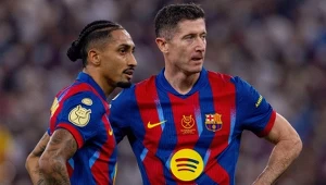 Raphinha w towarzystwie Roberta Lewandowskiego