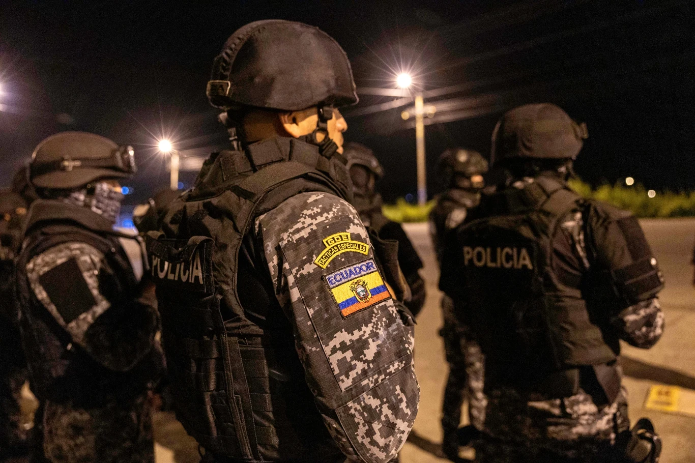 Ekwadorska policja ma problem z przestępczością w kraju. Tym razem życie stracił piłkarski sędzia uzbrojeni ekwadorscy policjanci w mundurach taktycznych z naszywką kraju stoją nocą na oświetlonej ulicy