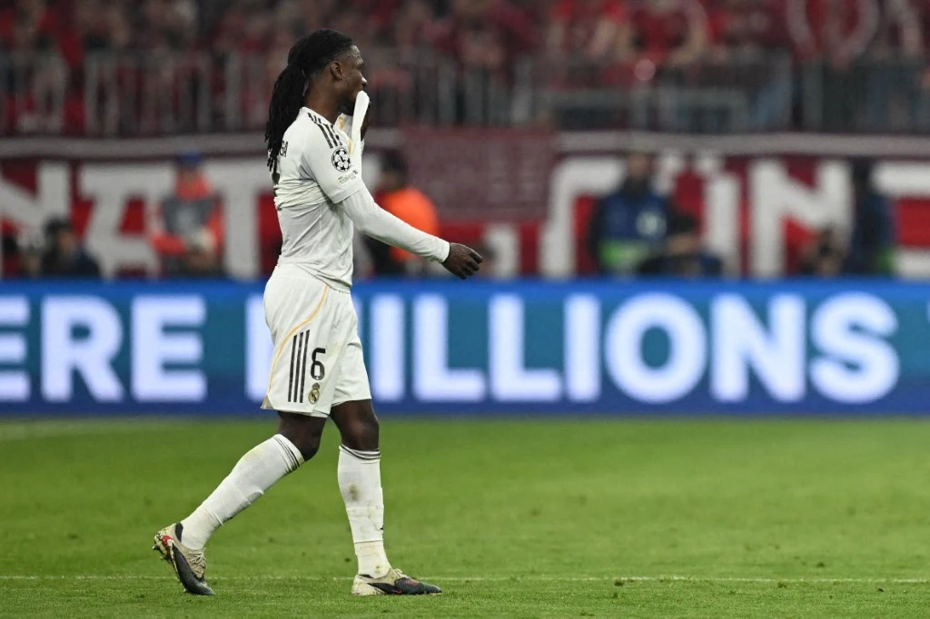 Eduardo Camavinga przedwcześnie opuścił boisko piłkarz w białym stroju z numerem 18 idzie po murawie stadionu, w tle rozmyte trybuny wypełnione kibicami ubraną na czerwono