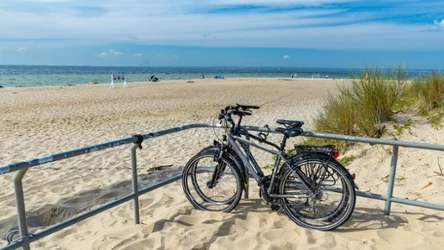 Trasa rowerowa nad morzem idealna na majówkę. To fragment nadmorskiego szlaku rowerowego R10.