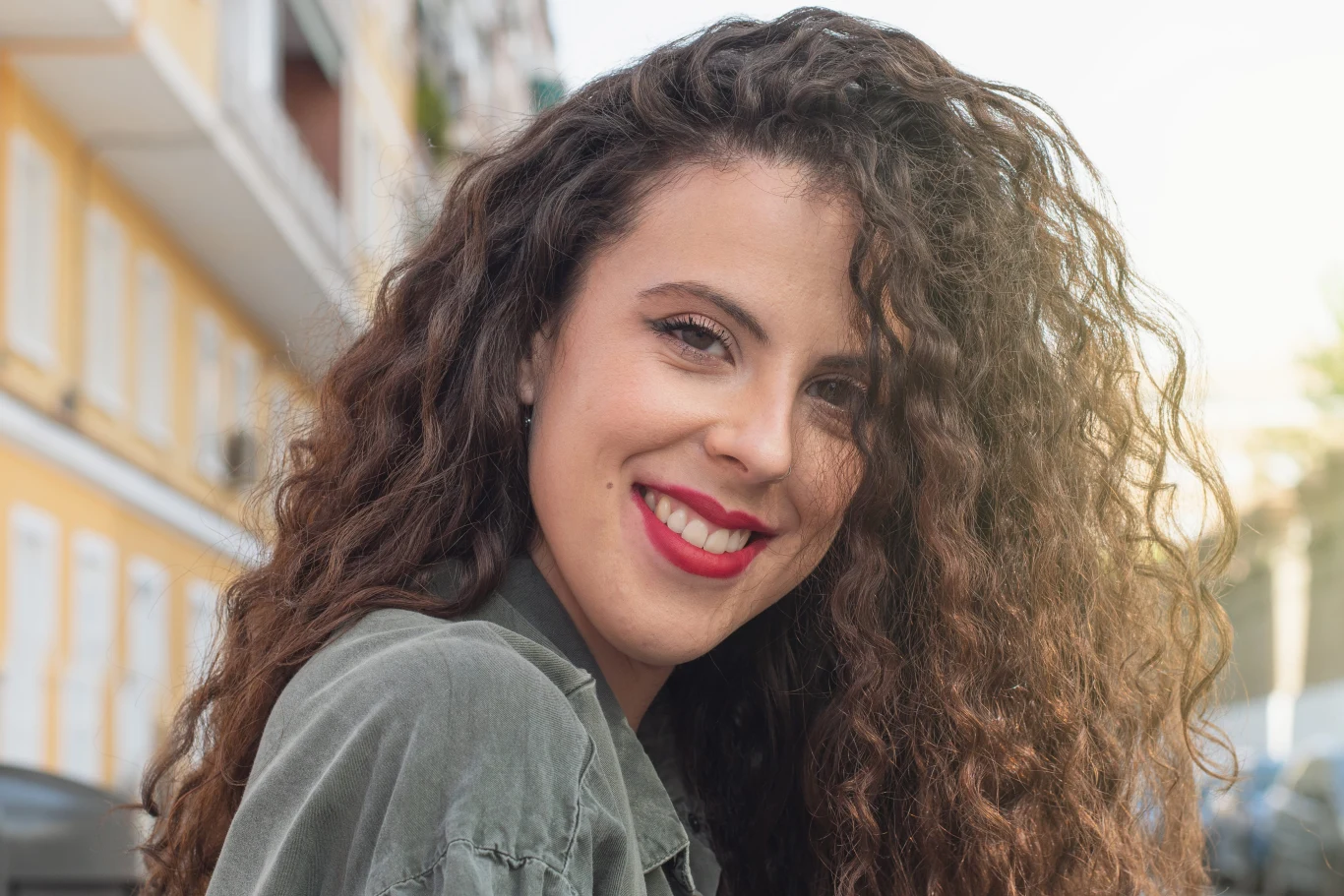 Możesz zakręcić włosy bez lokówki. Zrób to, a włosy będą wyglądać jak z salonu Możesz zakręcić włosy bez lokówki. Dzięki trikowi z paskiem od szlafroka będą wyglądać jak po wizycie u fryzjera.