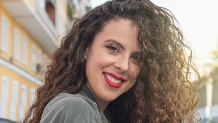 Możesz zakręcić włosy bez lokówki. Zrób to, a włosy będą wyglądać jak z salonu