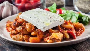 Strączki i sery często goszczą na talerzach mieszkańców basenu Morza Śródziemnego