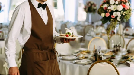 Te nawyki w restauracji zdradzają brak ogłady. Sprawdź, czy tak robisz