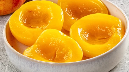 Brzoskwinie w puszce nie są takie zdrowe, jak ci się wydaje. Katarzyna Bosacka mówi o tym na Instagramie