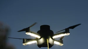Dron, który świeci bez przerwy. Rewolucja w akcjach ratunkowych