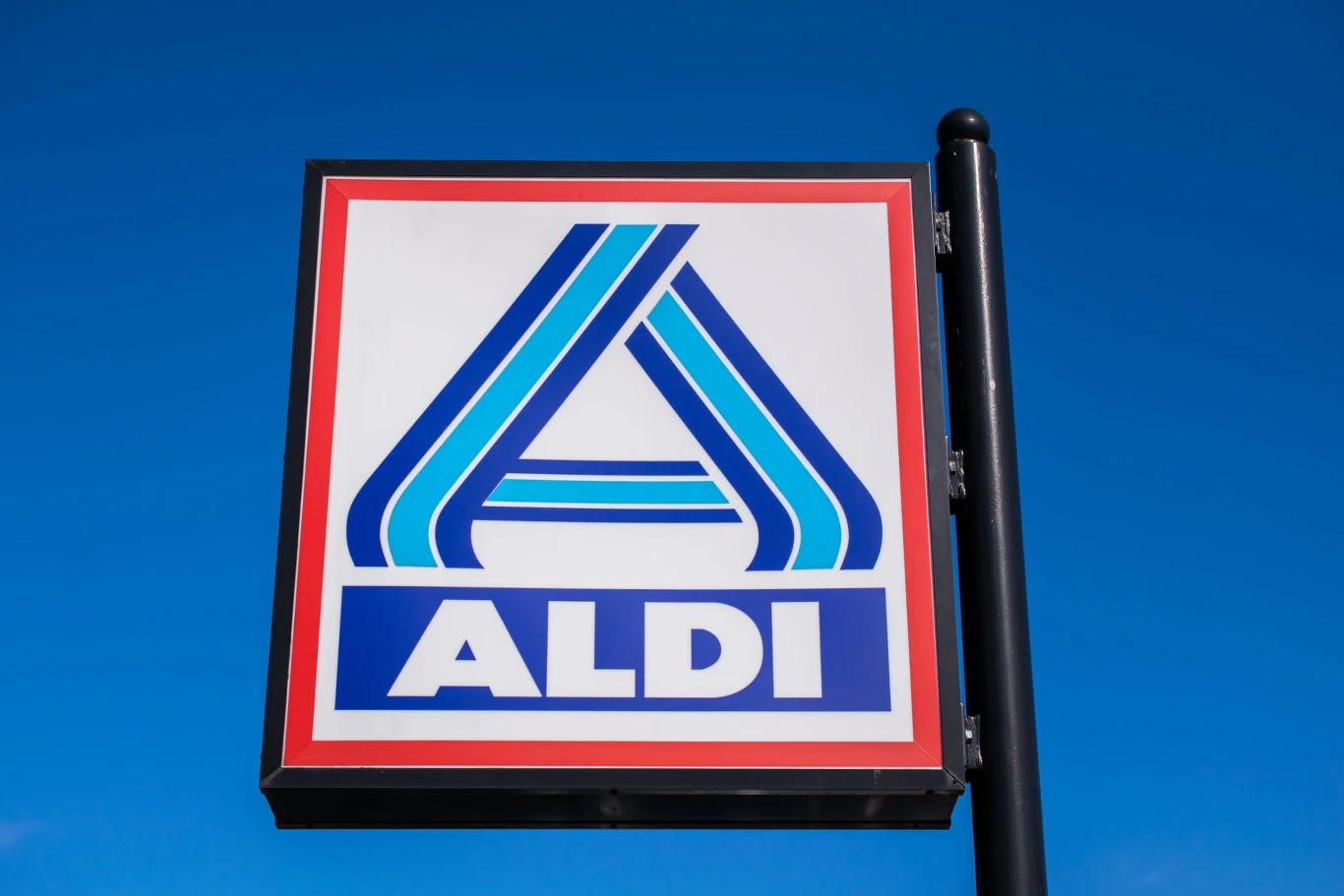Sieć Aldi wydała komunikat ws. wafli wycofanych ze sprzedaży Logo Aldi na białym tle z czerwonym obramowaniem i niebieskim znakiem graficznym na tle błękitnego nieba