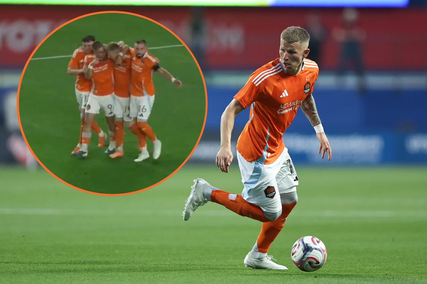 Mateusz Bogusz błysnął w pucharowym meczu Houston Dynamo Mateusz Bogusz w pomarańczowym stroju prowadzi piłkę, obok grupa piłkarzy Houston Dynamo świętuje gola.