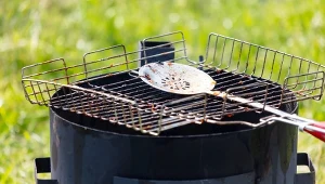 Jak dokładnie wyczyścić grilla przed majówką? Pomogą ci w tym sprytne triki