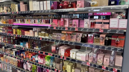Luksusowe perfumy nagle potaniały – Rossmann zaskoczył wszystkich