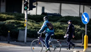 Jazda rowerem podlega tym samym regulacjom, co poruszanie się innymi pojazdami po drodze.