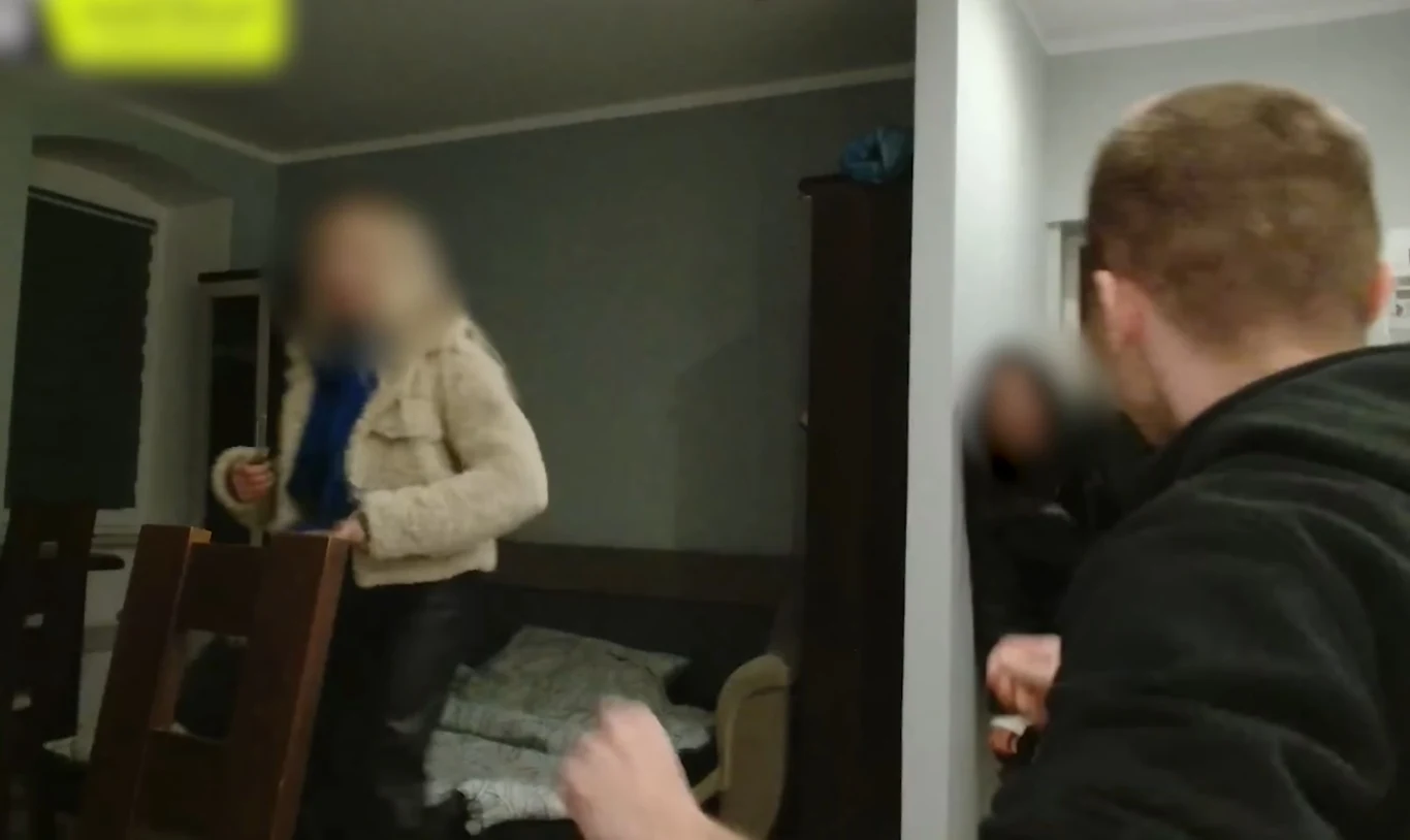 Ponad jedna czwarta (27,8 proc.) dzieci i młodzieży przyznała się do oglądania patostreamingów / źrodło: YouTube.com @Konopskyy Trzy osoby w domowym wnętrzu, przy krześle i szafie; twarze zamazane; źródło: YouTube.com @Konopskyy