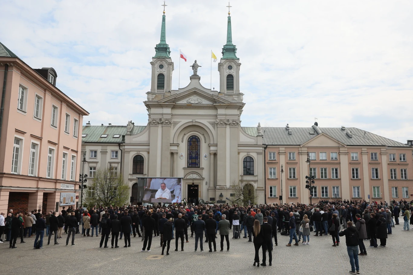 Pogrzeb Jacka Magiery. Tłumy przed warszawską katedrą
