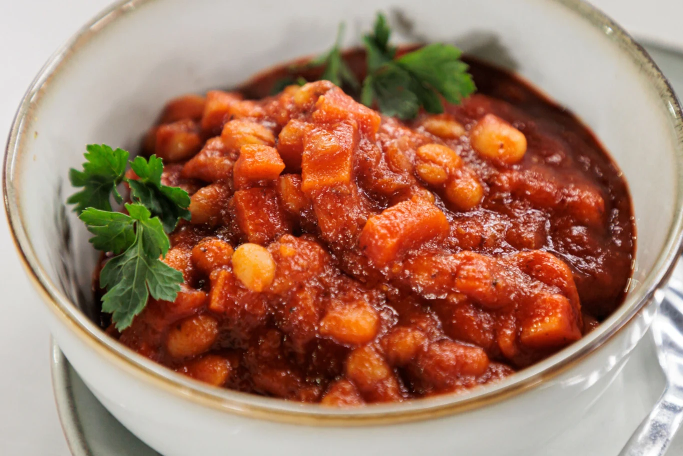 Z białej fasoli możesz przygotować pyszną fasolkę po bretońsku Fasolka po bretońsku z białą fasolą, marchewką i natką pietruszki w czerwonym sosie pomidorowym.