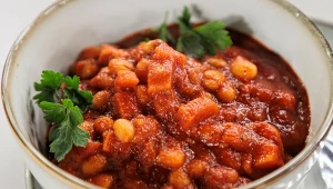 Z białej fasoli możesz przygotować pyszną fasolkę po bretońsku