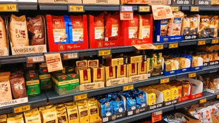 Kawa w promocji przyciąga tłumy – sprawdzamy, gdzie jest teraz najtaniej i co warto kupić