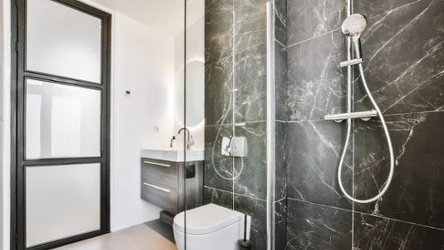 Wystarczą tylko trzy składniki. Tak przygotujesz roztwór, który rozpuści kamień na kabinie prysznicowej.