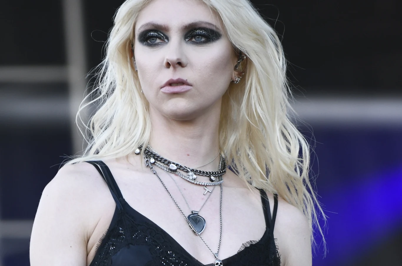 Taylor Momsen trafiła do szpitala Taylor Momsen patrzy w bok z neutralnym wyrazem twarzy. Ma na sobie srebrne łańcuchy i koronkowy top