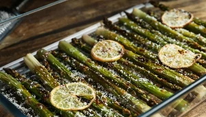 Do szparagów świetnie pasuje dodatek cytryny i parmezanu 