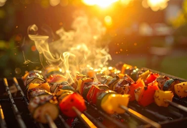 Mięso na grill z Biedronki — steki, kiełbaski i sery na desce do krojenia obok grilla