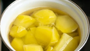 Po ugotowaniu ziemniaki wystarczy odstawić na kilka godzin, dzięki temu będą zdrowsze