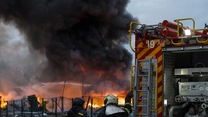 Kijowskie służby ratunkowe w miejscu, gdzie zeszłej nocy uderzyli Rosjanie