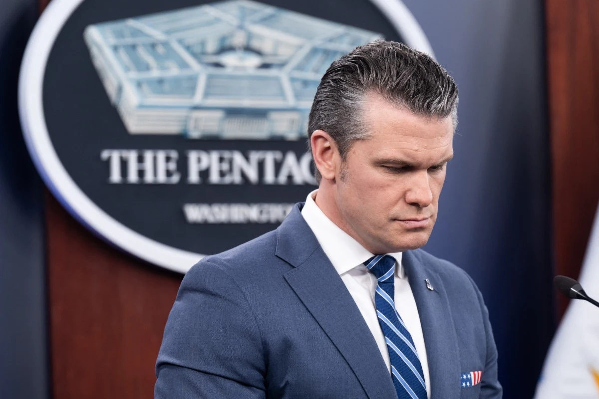 Pete Hegseth odmówił "modlitwę" z "Pulp Ficition" Pete Hegseth w garniturze i krawacie stoi przed logo Pentagonu