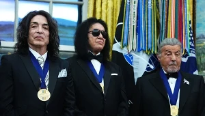 Paul Stanley i Gene Simmons z grupy Kiss w Białym Domu, z prawej aktor Sylvester Stallone - Waszyngton, 6 grudnia 2025 r.