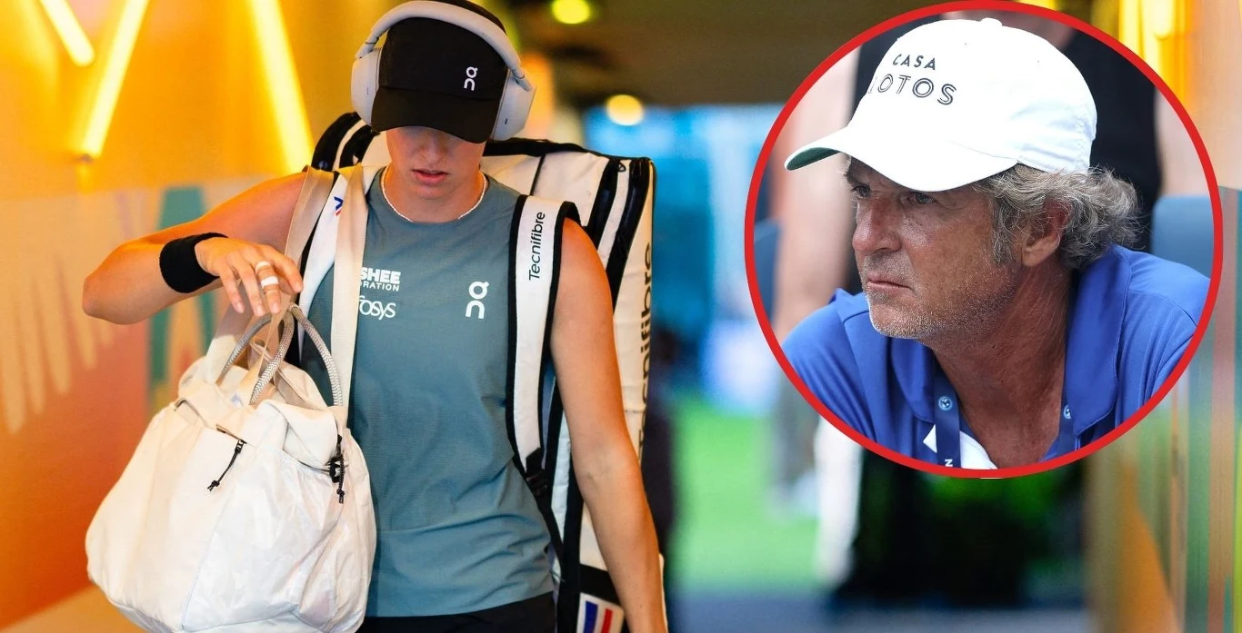 Tenisistka ubrana w sportową odzież i słuchawki na uszach idzie przez tunel z rakietą na plecach i dużą torbą w ręce, obok widoczne zbliżenie mężczyzny w białej czapce i niebieskiej koszuli.