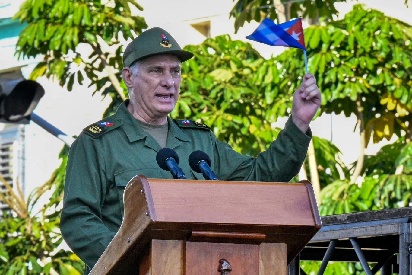 Prezydent Kuby Miguel Diaz-Canel podczas przemówienia z okazji 65. rocznicy pokonania USA w Zatoce Świń Prezydent Kuby Diaz-Canel w wojskowym mundurze przemawia przy mównicy, trzyma flagę kraju.