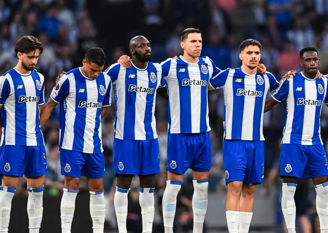 Piłkarze FC Porto, wśród nich Jan Bednarek Piłkarze FC Porto, w tym Jan Bednarek, stoją ramię w ramię w niebiesko-białych koszulkach z logo Betano