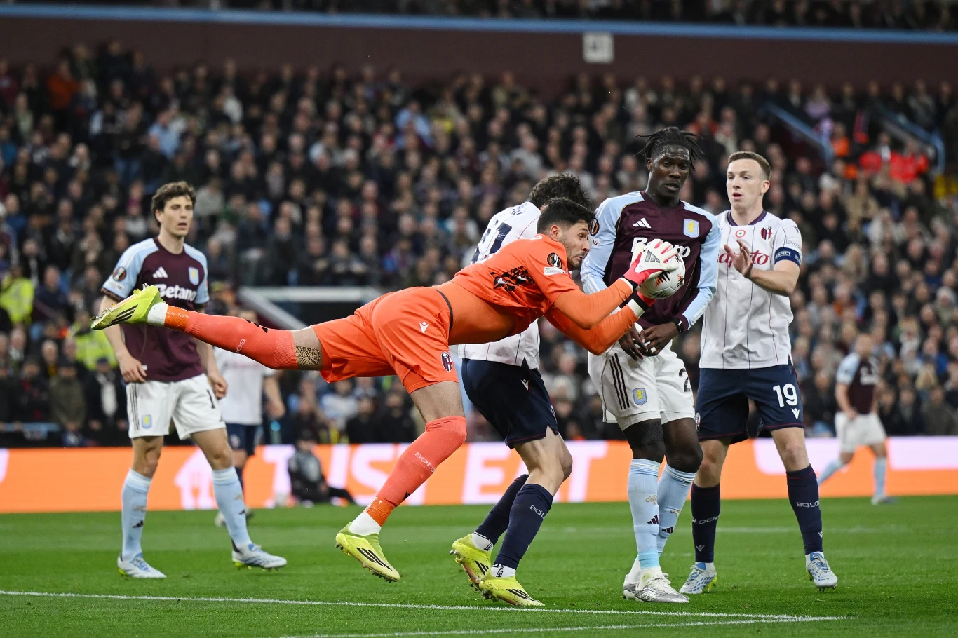 Kadr z meczu Aston Villa - Bologna Kadr z meczu Aston Villa - Bologna