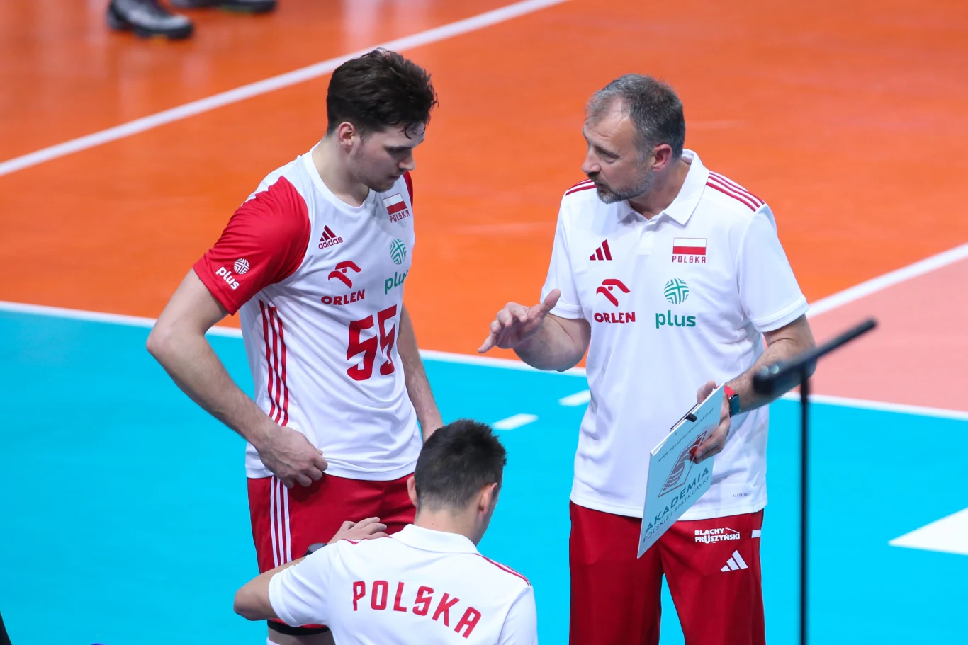 Nikola Grbić ponownie powołał Mikołaja Sawickiego do reprezentacji Polski Nikola Grbić udziela wskazówek Mikołajowi Sawickiemu z numerem 55 podczas meczu, obok zawodnik z napisem "Polska".