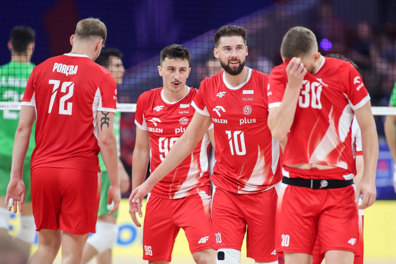 Bartosz Bednorz (nr 10) w tym sezonie w kadrze nie zagra Bartosz Bednorz (nr 10) i trzech polskich siatkarzy w czerwonych strojach na boisku, w tle drużyna w zielonych koszulkach