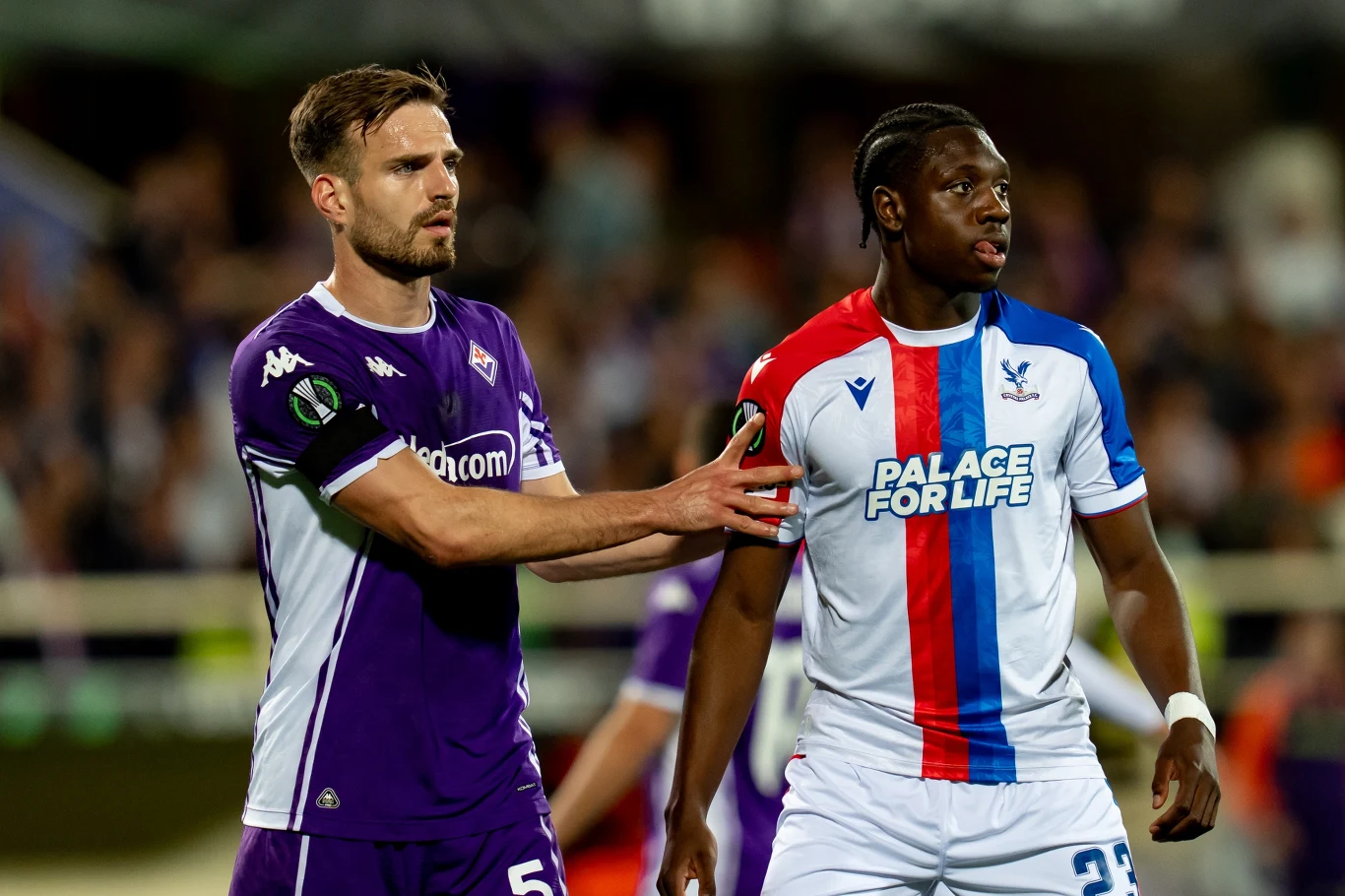 Marin Pongracic i Jaydee Canvot, Fiorentina - Crystal Palace Marin Pongracic i Jaydee Canvot podczas meczu Fiorentina - Crystal Palace; widoczne stroje obu drużyn.