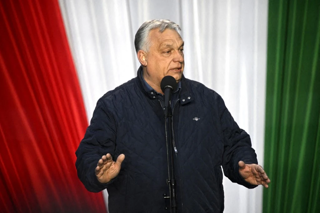 Premier Węgier Viktor Orban Viktor Orban przemawia do mikrofonu.