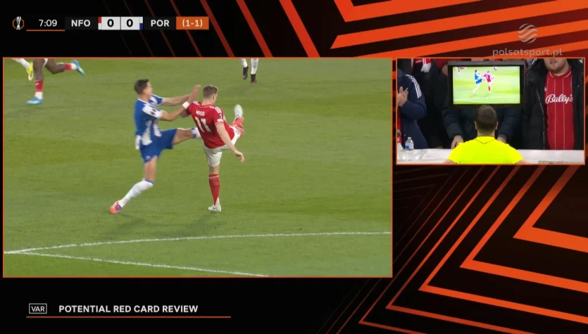 Czerwona kartka Jana Bednarka w meczu Nottingham Forest - FC Porto