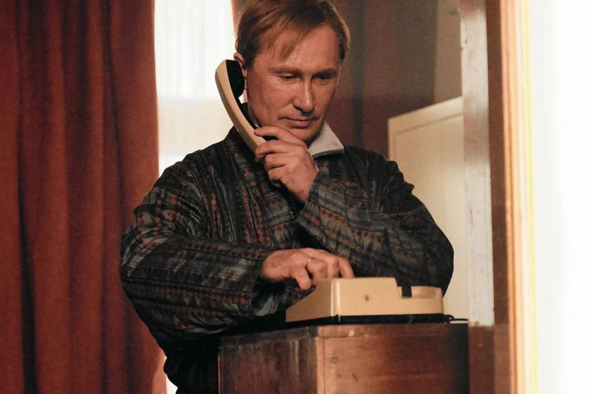 Kadr z filmu "Putin" Mężczyzna w szlafroku wybiera numer na starym telefonie z obrotową tarczą, kadr z filmu "Putin".