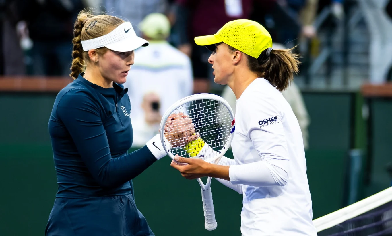 Od lewej Mirra Andriejewa i Iga Świątek Mirra Andriejewa oraz Iga Świątek powalczą o półfinał turnieju WTA 500 w Stuttgarcie